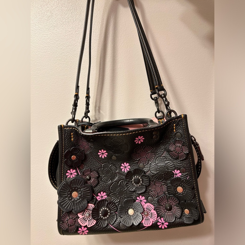 COACH 1941 Rogue 25 with Tea Rose Applique Black Pink Pebble Leather 87065 - Picture 2 of 15